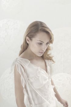 Robe Gloria décolleté V et ceinture brodée